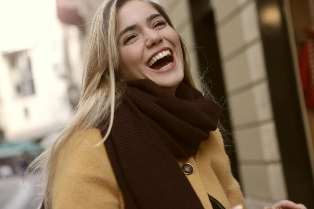 “La felicidad contribuye a una sociedad mejor, más sana y más fuerte” (Sonja Lyubomirsky)